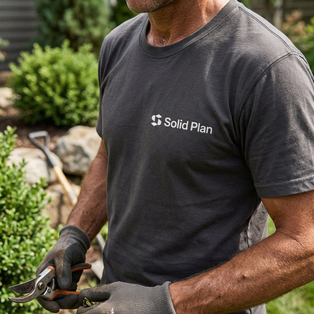 Landscaping-worker-wearing-t-shirt-brandforma